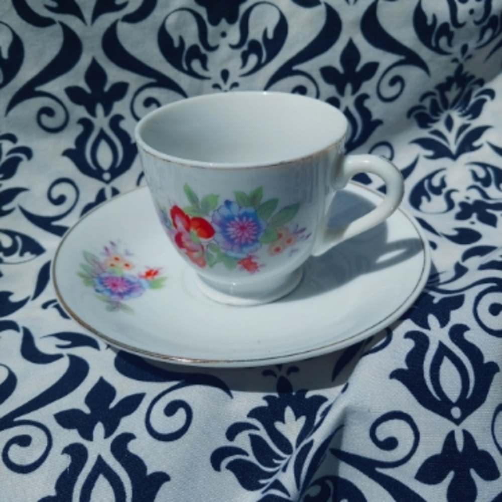 Vintage saucer & matching teacup.